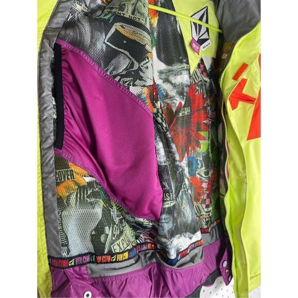 Volcom snowboarding jacket - Picture 11 of 16
